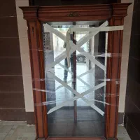 ویترین چهار طبقه آینه و هالوژن دار با چوب  گردو