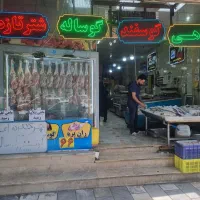 فروشنده و قطعه کار مرغ