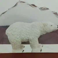 مجسمه خرس قطبی در یخ