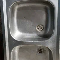 در سرویس و حمام با دو عدد سینک فلزی