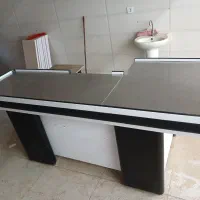 میز و صندوق فروشگاهی و ۳عدد استند