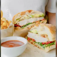 پیتزا زن کمک اشپز و سالنکار