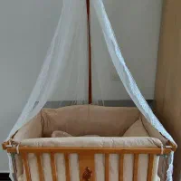 تخت کنار مادر چوبی گهواره شو