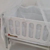 تخت کنار مادر