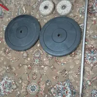 ۲ عدد وزنه ۵ و ۱۰ و ۱۵ کیلویی و میله هالتر