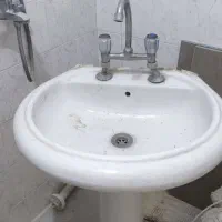 روشویی ایستاده با شیر