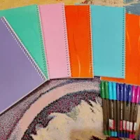 هشت دفتر هشتاد برگ و پنج سالنامه و ۷۳ خودکار