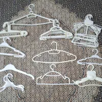 تعداد زیادی چوب لباسی