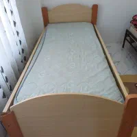 یک عدد تخت تکنفره با خوشخواب وکفی