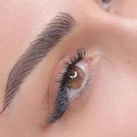 مدل خانم برای شیدینگ لب و بن مژه