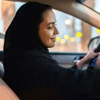 راننده خانم همراه با خودرو