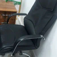 میز مدیریتی و صندلی چرخان و معمولی و کمد