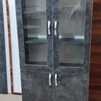 کتابخانه نصف شیشه نصف درب