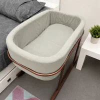 گهواره نوزاد و تخت کنار مادر