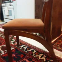 میز چوبی و ۴ صندلی سالم کمی خط و خش فقط در میز