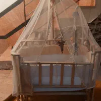 تخت کنار مادر