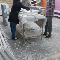 کارگر ساده آقا و خانم برای رنگ‌کاری چوب