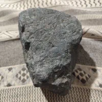 سنگ مشکوک به شهاب سنگ با چگالی بالا و جذب مغناطیس