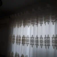 پرده رنگ سفید با گلهای شیری