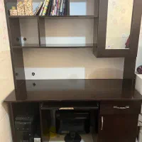 میز تحریر و کامپیوتر