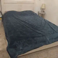 یک عدد تخت سفید رنگ
