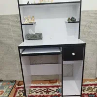 میز کامپیوتر در حد نو