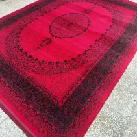 فرش قرمز دور مشکی