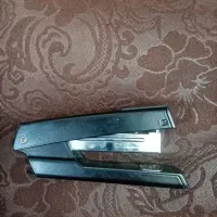 یک عدد   منگنه دستی همراه با سوزن   فروش فوری