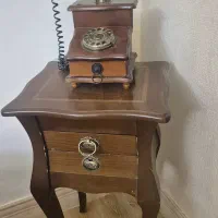 گوشی تلفن و میز