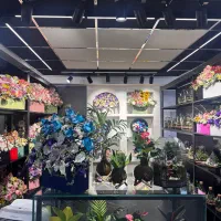 فروشنده غرفه گل فروشی