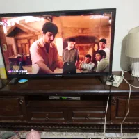 میز تی وی بزرگ جادار کارکرده تو عکس مشخص