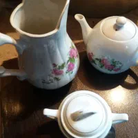 تعدادی ظرف چینی گل سرخی نونو