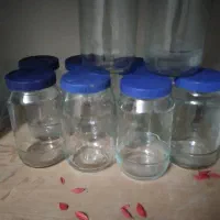 تعدادی شیشه ترشی عسل