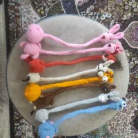 عروسکهای بافتنی گردن دراز. گیره مو وآویزهای کوچولو