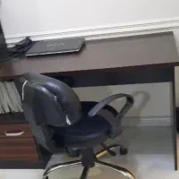 میز تحریر و کتابخانه