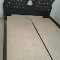 تخت همراه دو تا پاتختی و‌میز اینه