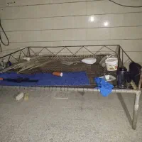 تخت فلزی قدیمی حیاط و باغ