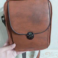 کیف دوشی قهوه‌ای رنگ چرم مصنوعی