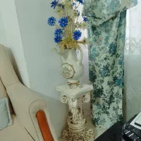 گل مصنوعی با پایه زیرش