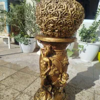 پایه گل /کنارسالنی دوعدد،وگلدان طلایی سالم