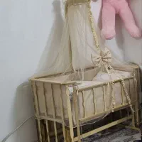 تخت و گهواره کنار مادر