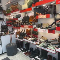 فروشنده ماهر آشنا به فروش کیف وکفش