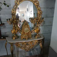 ایینه و دوجفت شمعدانی وساعت ومیز