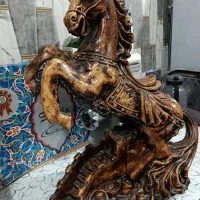 مجسمه اسب و عقاب