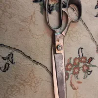 سلام این قیچی تیز وخیلی قدیمیه قیمتش هم توافقیه|لوازم خیاطی و بافتنی|سبزوار, توحیدشهر|دیوار