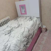 تخت نوجوان میزبان میهمان
