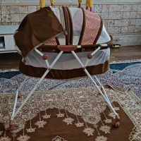 تخت کنار مادر