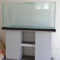 اکواریوم بزرگ همراه با میز