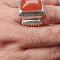 عقیق یمنی کهنه نشان دار با رکاب بی‌نظیر سلطانی
