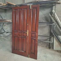 در ورودی ساختمانی تمام چوب سنگین رنگ فندقی مشتی